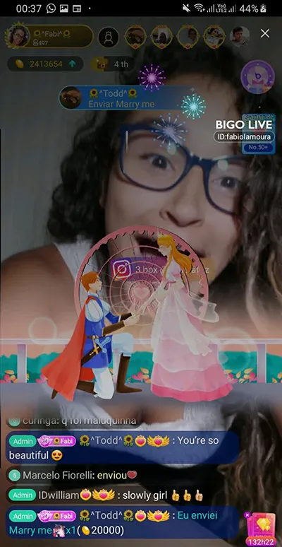 moura agency streamer fabi recebendo presente marry me durante a live no bigo live