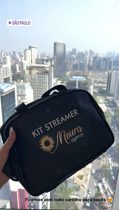 moura agency escritorio tiktok com foto dos bolsa da agencia para o streamer