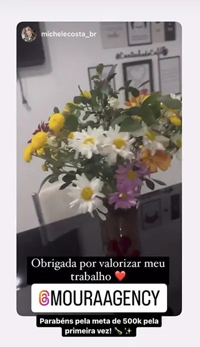 moura agency michele com foto dos buque de flores que recebeu da agencia com o premicao pela meta do tiktok