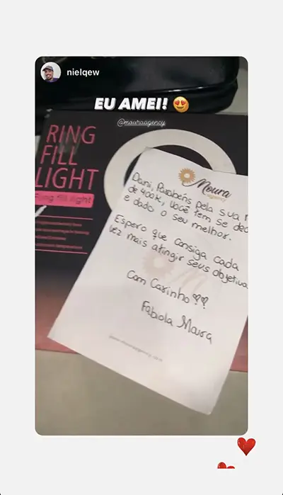 moura agency niequew com foto dos presentes de reconhecimento que a agencia enviou pela meta no tiktok lives ring light bolsa