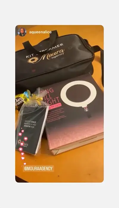 moura agency queenalice com foto dos presentes de reconhecimento que a agencia enviou pela meta no tiktok logo do tiktok em ring light bolsa