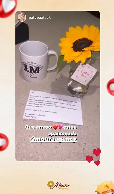 moura agency stoneheart com foto dos presentes de reconhecimento que a agencia enviou pela meta no tiktok logo do tiktok em caneca e girassois