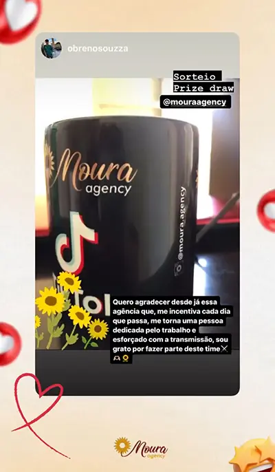 moura agency streamer breno com foto da caneca de reconhecimento que a agencia enviou pela meta no tiktok logo do tiktok