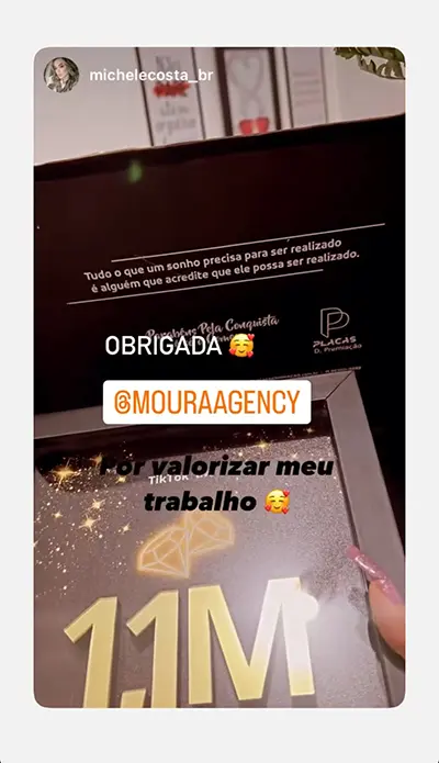 moura agency streamer michele como foto da placa de reconhecimento que a agencia enviou pela meta no tiktok logo do tiktok em sp