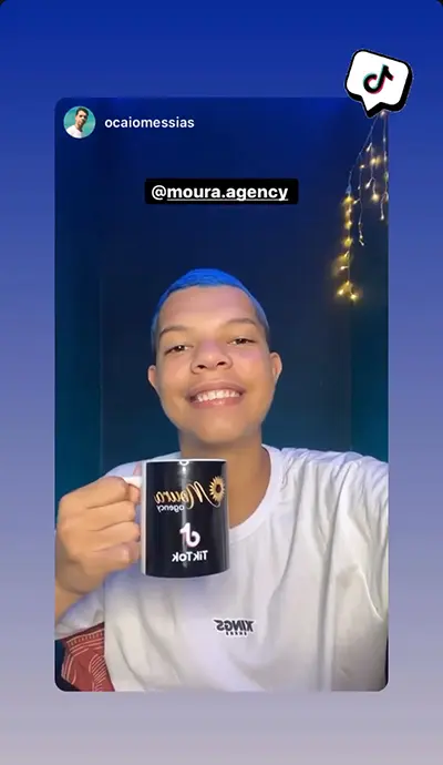 moura agency streamer ocaiomessias com foto da caneca de reconhecimento que a agencia enviou pela meta no tiktok logo do tiktok