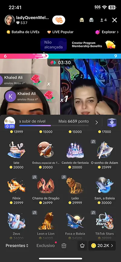 moura agency streamer ladyqueen em live no tiktok live com caixa de presentes abertos mostrando moedas