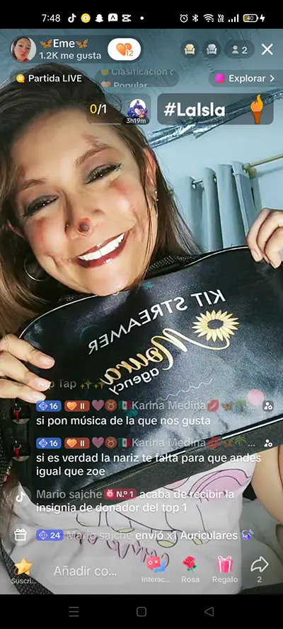 moura agency talento emy em live no tiktok live mostrando a bolsa da agencia que recebeu como premiacao